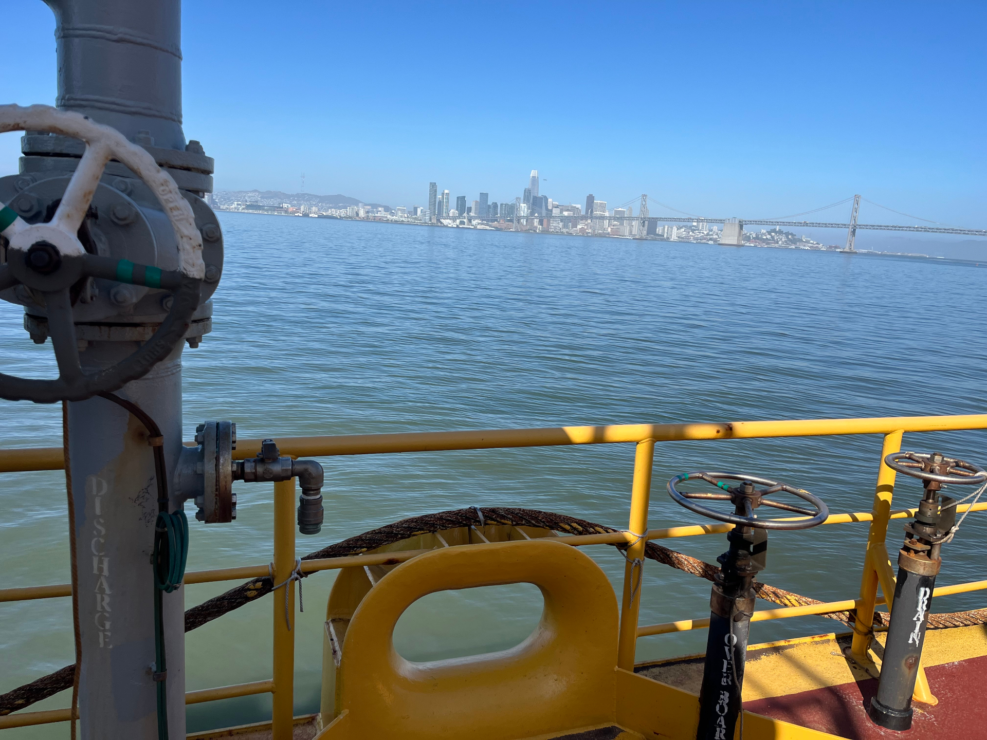 Discharge manifold with bay view