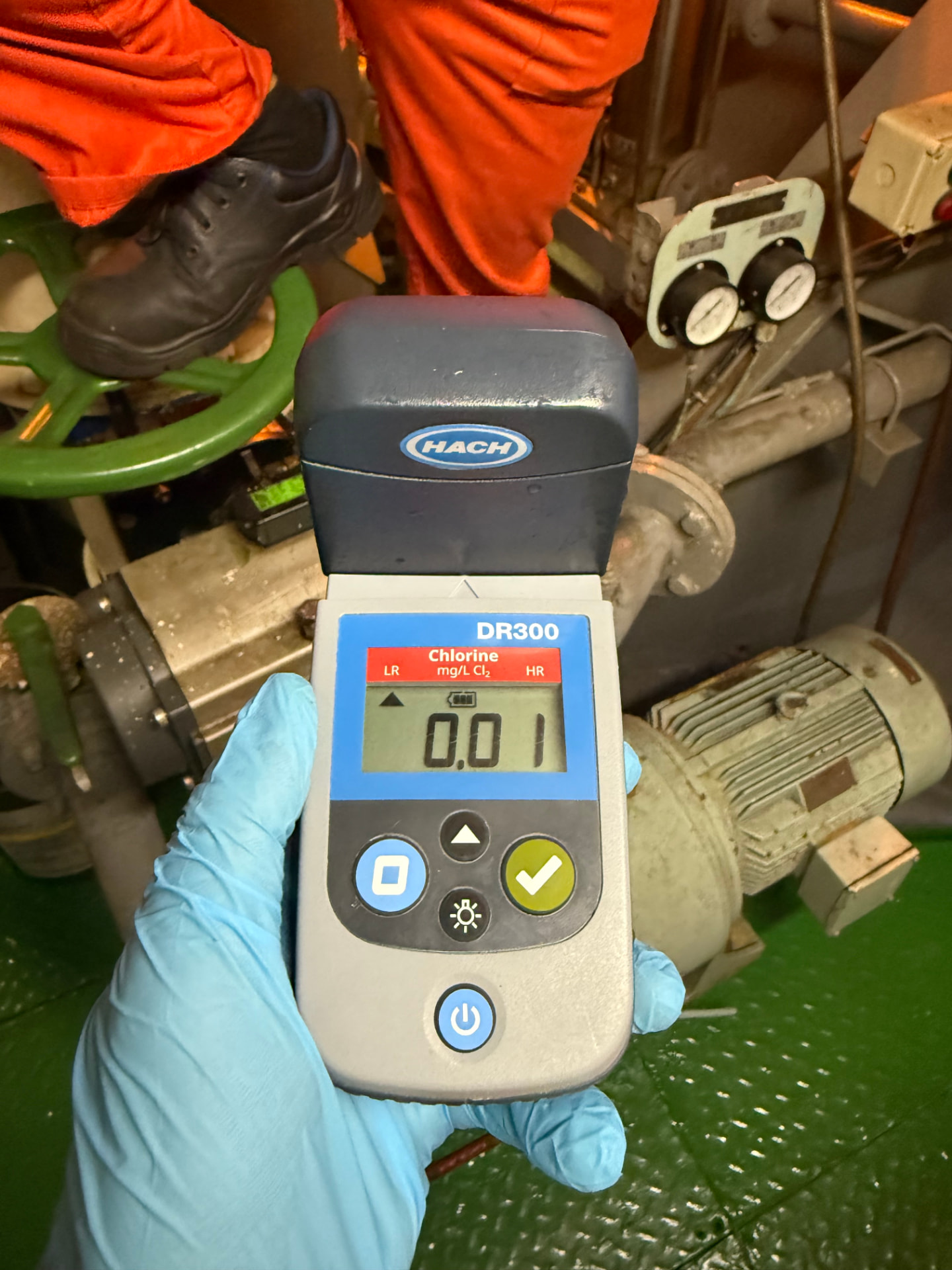 Field chlorine residual reading during vessel sampling